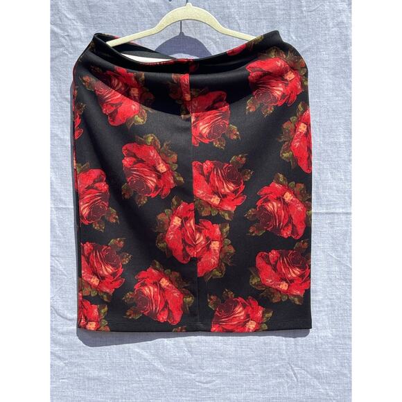 BETSY JOHNSON Skirt, Small, BLACK with‎ Red Floral, Knee Length Soft Classy EUC - Picture 7 of 8